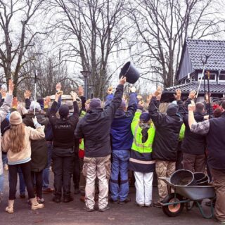 🌧️ Müllsammeltag mit Sonne im Herzen und Gummistiefeln an den Füßen!
Trotz grauem Himmel und Nieselregen waren wir heute wieder mit vielen engagierten Helferinnen und Helfern unterwegs, um unser Dorf ein Stück sauberer zu machen. 🧽🪣 Die einen zogen mit Müllsäcken/ -tüten und -greifern los, die anderen mit Blumenerde und Blümchen, wieder andere mit Hammer, Pinsel und Farbe. Wir haben viel gesäubert, frisch und sauber gemacht.✨

💚 Ein riesiges Dankeschön an alle, die mit angepackt, getragen, gegrillt und gute Laune verbreitet haben. Ihr seid der Grund, warum solche Aktionen funktionieren und sogar bei Regen Spaß machen.

Gemeinsam schaffen wir’s! 

Für alle außerhalb des Dorfs: das besondere Flair und unsere Ruhebänke warten auf viele fleißige Wanderer. 🥾