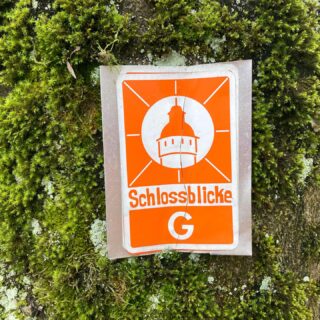 ✨ Goldene Aussichten rund ums Dorf
Die Golddörferroute ist eine der beliebsten Touren für alle, die Natur, Geschichte und echte Dorfidylle lieben. Auf rund 15,5 km wandert ihr gleich durch zwei prämierte Golddörfer - eines davon Marienberghausen. Sie führt euch vorbei an liebevoll gepflegten Fachwerkhäusern, weiten Feldern und kleinen verwunschenen Pfaden. Start und Ziel ist unser wunderschönes Schloss Homburg – ein perfekter Rahmen für einen Tag voller Bergischer Momente.

🥾 Unser Tipp für unterwegs:
Legt eine gemütliche Pause im @altepost.mbh bei uns in Marienberghausen ein. Hier lässt es sich wunderbar auftanken, bevor es weiter durch die goldige Landschaft geht.

👉 Alle Infos zur Tour:
🌿 15,5 km | ca. 4,5 Std. | abwechslungsreich & aussichtsreich

Wer bekommt da nicht sofort Wanderlust? 💛

Link: https://www.naturparkbergischesland.de/tour/golddoerferroute
Foto: privat, haltet euch gerne an diese Plaketten