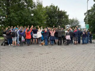 Was für ein schöner Tag für unsere Dorfgemeinschaft! ❤️

Heute haben sich über 100 Marienberghausener auf den Weg gemacht, um gemeinsam zu wandern. 🥾 Die Wettervorhersage 🌦️hatte es eigentlich nicht gut mit uns gemeint – doch wir haben dem Wetter getrotzt und wurden mit vielen schönen gemeinsamen Stunden belohnt. 🌿🥾

Auf unserer rund 10 Kilometer langen Strecke gab es zwei gemütliche Pausen mit Getränken und kleinen Stärkungen. 🥨🧃Selbst der große Regenschauer am Windrad konnte unsere gute Stimmung nicht trüben. Dank des Waldes fanden wir Schutz und hatten sogar dabei noch etwas zu lachen. 🌧️🌲

Am Feuerwehrhaus angekommen, wurden wir mit einem großartigen Grill- und Salatbuffet empfangen. Bei leckerem Essen, kühlen Getränken und vielen netten Gesprächen ließen wir diesen wunderbaren Tag gemeinsam ausklingen.💚

Es sind genau solche Tage, die zeigen, was unsere Dorfgemeinschaft ausmacht: Zusammenhalt, Hilfsbereitschaft und die Freude daran, Zeit miteinander zu verbringen. 💛Schön, dass so viele dabei waren und diesen Tag mit Leben gefüllt haben.

Ein herzliches Dankeschön an das Orga-Team 💜 und an alle, die auf irgendeine Weise zum Gelingen dieses Tages beigetragen haben. Ohne euch wären solche Momente nicht möglich.

Marienberghausen kann stolz auf seine Gemeinschaft sein.☀️

#Marienberghausen #Dorfgemeinschaft #Zusammenhalt #Wandertag #Heimatliebe Dorfleben GemeinsamStark Danke TraditionUndGemeinschaft WirSindMarienberghausen 🥾❤️🌿