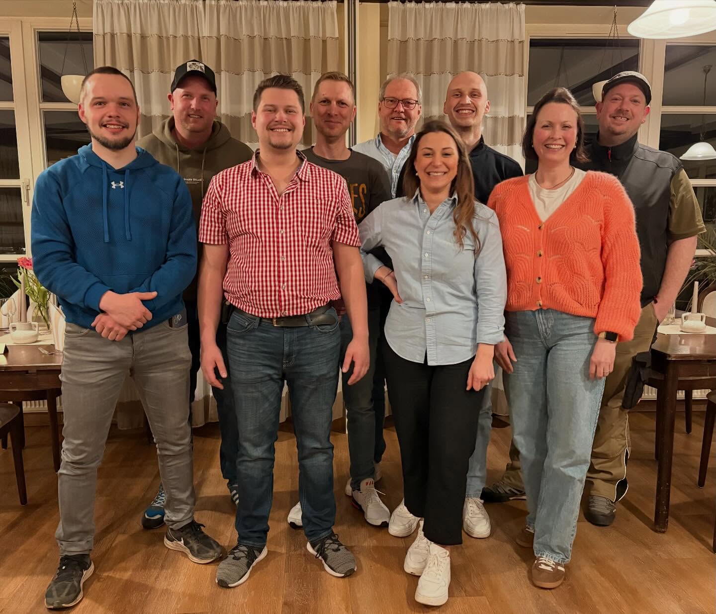 🌿Neuer Vorstand meets Heimatliebe 🌿

Mit frischen Ideen, viel Engagement und Liebe zur Heimat startet unser neues Vorstandsteam durch! ❤️Gemeinsam möchten wir unsere Traditionen bewahren, neue Projekte anstoßen und unsere Gemeinschaft weiter stärken. 🤝

Wir freuen uns auf viele schöne Veranstaltungen, spannende Ideen und auf euch! 

(Foto: v.l. Benedikt Rother, Patrik Noss, Felix Klöber, Markus Hühn, Andreas Baum, Vanessa Dusi, Christian Dusi, Carina Laska-Lang und Alexander Schmidt )