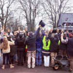 🌧️ Müllsammeltag mit Sonne im Herzen und Gummistiefeln an den Füßen!
Trotz grauem Himmel und Nieselregen waren wir heute wieder mit vielen engagierten Helferinnen und Helfern unterwegs, um unser Dorf ein Stück sauberer zu machen. 🧽🪣 Die einen zogen mit Müllsäcken/ -tüten und -greifern los, die anderen mit Blumenerde und Blümchen, wieder andere mit Hammer, Pinsel und Farbe. Wir haben viel gesäubert, frisch und sauber gemacht.✨

💚 Ein riesiges Dankeschön an alle, die mit angepackt, getragen, gegrillt und gute Laune verbreitet haben. Ihr seid der Grund, warum solche Aktionen funktionieren und sogar bei Regen Spaß machen.

Gemeinsam schaffen wir’s! 

Für alle außerhalb des Dorfs: das besondere Flair und unsere Ruhebänke warten auf viele fleißige Wanderer. 🥾