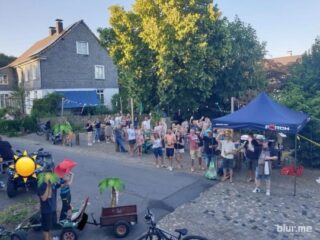 Was für ein wunderschöner Abend! ❤️

Gestern haben wir gemeinsam den Sommer ☀️ und die bevorstehenden Ferien 🌴 begrüßt – und hätten uns dafür keinen schöneren Rahmen wünschen können. 

Bei bestem Wetter 🌻 kamen viele Menschen zusammen, um einfach ein paar unbeschwerte Stunden miteinander zu verbringen. Es wurde gelacht 😄, erzählt, gegessen 🌭 und angestoßen 🍻. Alte Bekannte trafen sich wieder, neue Bekanntschaften entstanden und für einen Moment rückte der Alltag in den Hintergrund.

Genau solche Abende zeigen, was unsere Gemeinschaft ausmacht: Zusammenkommen, Zeit miteinander verbringen und gemeinsam Erinnerungen schaffen. 💜

Ein herzliches Dankeschön 🌸 an alle, die dabei waren und diesen Abend so besonders gemacht haben – und natürlich an alle Helferinnen und Helfer, ohne die solche Veranstaltungen nicht möglich wären. Euer Engagement und eure Unterstützung machen unseren Ort lebendig. ❤️

Wir wünschen euch allen einen guten Endspurt bis zu den Ferien und anschließend eine erholsame, sonnige Zeit. ☀️🌴 Genießt die Tage mit euren Liebsten, sammelt viele schöne Momente und kommt gesund wieder zurück.

Wir freuen uns schon jetzt auf das nächste Wiedersehen! 💛

Spoiler -> 29.8.2026 zum Dorffest 🌻😉

#Heimatverein #Berchhusen #Gemeinschaft #Sommerabend #Ferienstartistnah Zusammenhalt Dorfleben SchöneMomente Ferien