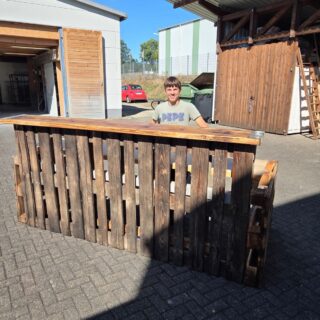 Am 29. August ist es soweit – unser Dorffest in Marienberghausen steht vor der Tür! Und dieses Mal haben wir ein ganz besonderes Highlight: unsere brandneue Cocktailbar 🌴⛱️, liebevoll gezimmert von unserem talentierten Nachwuchs-Handwerker Max @maximilian74318 mit freundlicher Unterstützung der Schreinerei Schmidt in Elsenroth. Toll, wenn Jung & Alt gemeinsam etwas auf die Beine stellen. Freut euch auf fruchtige Drinks und einen richtig gemütlichen Abend! Kommt vorbei und stoßt mit uns an! 🍹🎊 Ab 17 Uhr gehts los! #Dorfleben #ganzschönschönhier