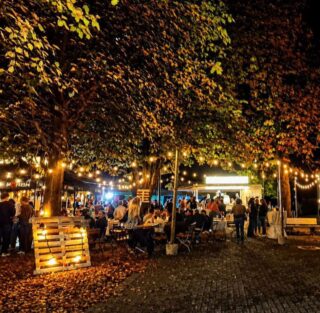 Dorffest 2026 – was für ein Abend! ✨
Am Samstag haben wir wieder gezeigt, was unser Dorf kann: Schon ab 17 Uhr füllte sich der Schulhof, unter den großen Kastanien entstand eine richtig schöne Sommerabend‑Atmosphäre – Lichterketten, gute Laune und viele bekannte Gesichter.

Trotz kurzem Regenschauer blieb die Stimmung top. Die Kids waren beim Kinderschminken und den Spielgeräten der @gwn_nuembrecht voll dabei, während sich die Großen am Bierwagen und vor allem an unserer heiß geliebten Cocktailbar tummelten – so beliebt, dass wir sogar extra Eis nachholen mussten. 🍹🔥

DJ Jörg Schröder hat den Platz bis weit nach Mitternacht in eine Tanzfläche verwandelt – Musik querbeet, volle Energie, super Stimmung.

Ein riesiges Dankeschön an alle Gäste, Helferinnen und Helfer sowie das Catering von @altepost.mbh. Ihr habt dieses Fest zu dem gemacht, was es war: ein richtig schöner Sommerabend für unser Dorf. 💛 Schaut auch gerne die nächsten Tage immer wieder in unsere Story bzw. Highlight - wir haben mit unserer „Sunglasses-Aktion“ sooooooo viele Gesichter erhalten, dass es für mehrere Reels reicht. Ihr seid klasse!!!

#HeimatvereinMarienberghausen #Dorffest2026 #Gemeinschaft #Dorfliebe