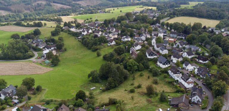 Rechts Seite die Dorfmitte. Links mittig die Ortschaft "Linde".