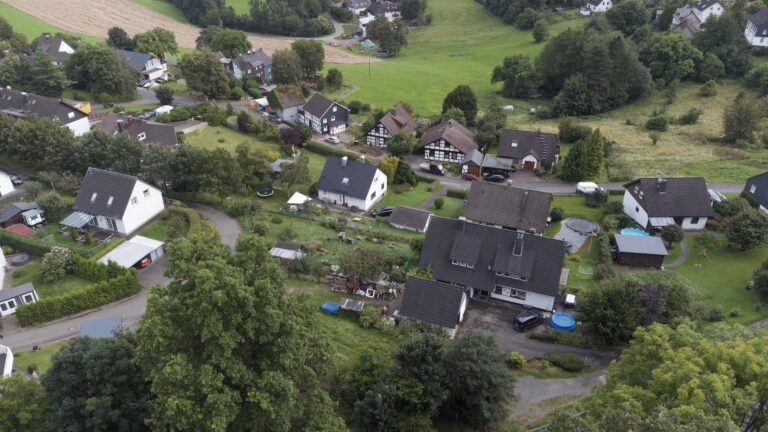 Unterer rechter Bildrand die Straße "Am Steinbruch".