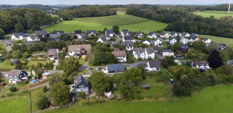 Im Vordergrund der "Beerser Weg". Linker unter Bildrand der "Brunnenweg" Richtung Dorfmitte.