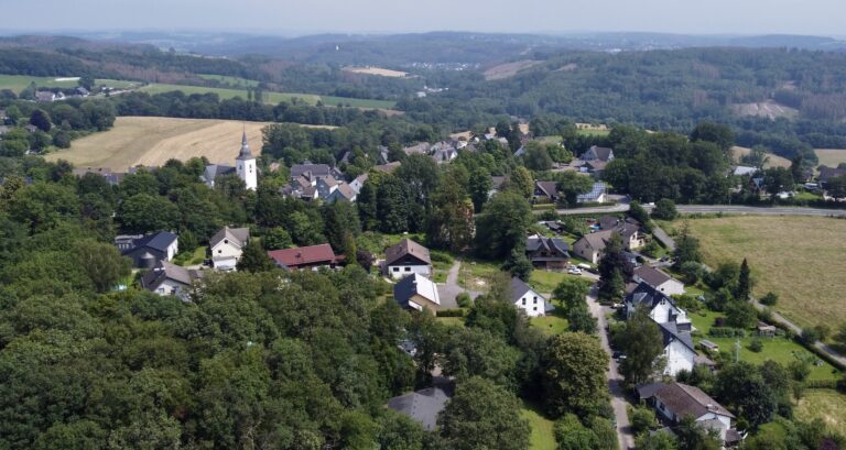 Rechts "In den Fluren". Links "Am Wittbusch".