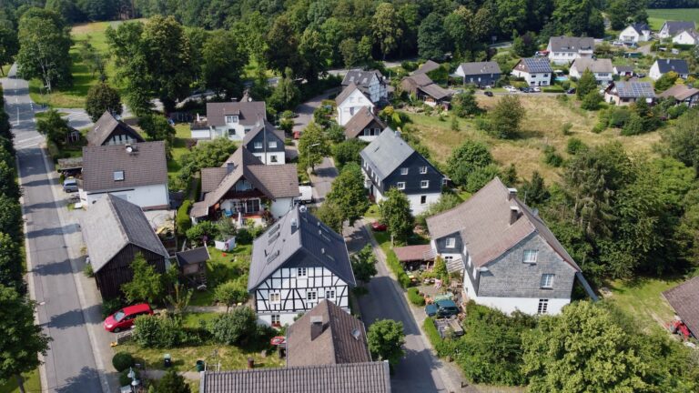 Rechts die "Humperdinckstraße". Links die "Kirchstraße".