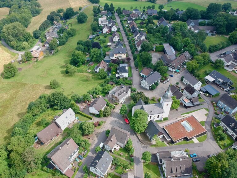 Dorfmitte und gut erkennbar die Straße "Am Lindenstock" Richtung Ortsausgang. Am oberen linken Bildrand ist gut die kleine Ortschaft "Linde" zu erkennen.