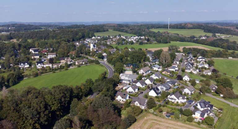 Rechts untern der "Alte Obsthof". Linke Seite "Am Wittbusch" und "In den Fluren".