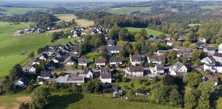 Der Ort "Hochstraßen" am linken oberen Bildrand