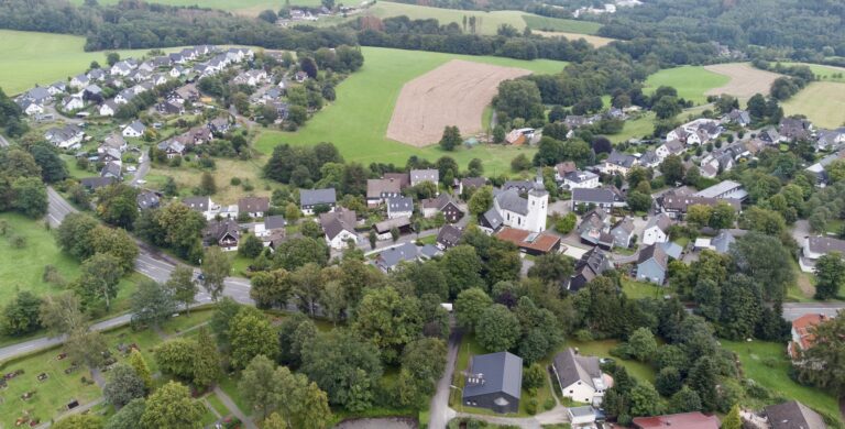 Links unten der Friedhof. Am oberen Bildrand die Ortschaft "Hasenberg".