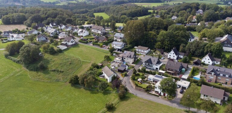 Links "Alter Obsthof" und "Breiter Weg". Rechts "Gartenstraße" und "Im Leesiefen".