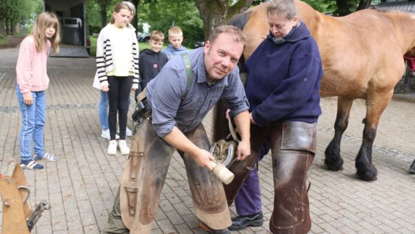 Hufschmied zu Gast an der Grundschule Marienberghausen