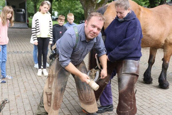 Hufschmied zu Gast an der Grundschule Marienberghausen
